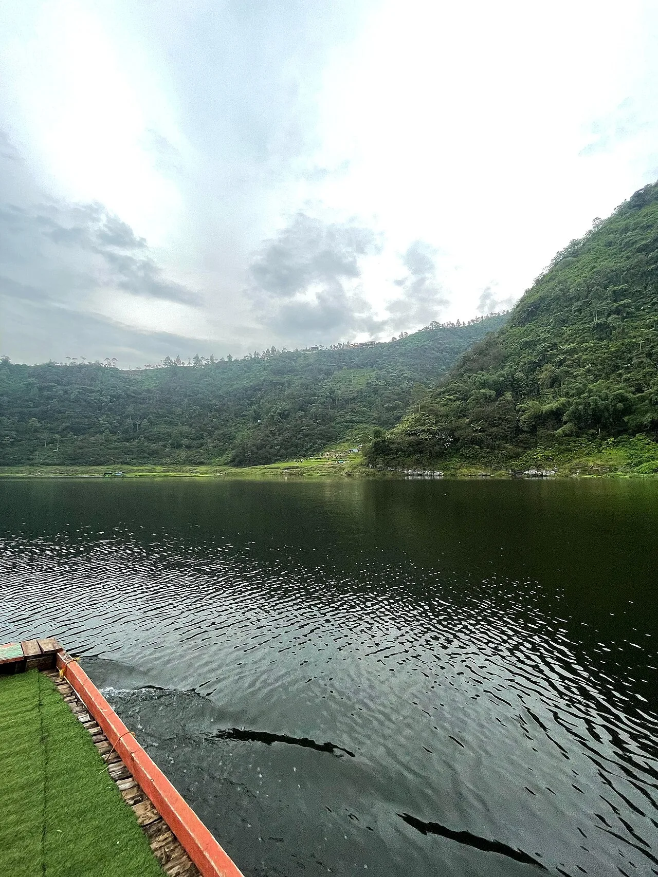 Pemandangan Telaga Menjer Wonosobo di kaki Gunung Pakuwaja