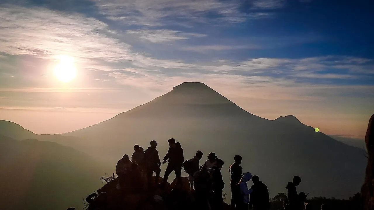 Siluet matahari terbit di atas Bukit Sikunir Dieng Wonosobo
