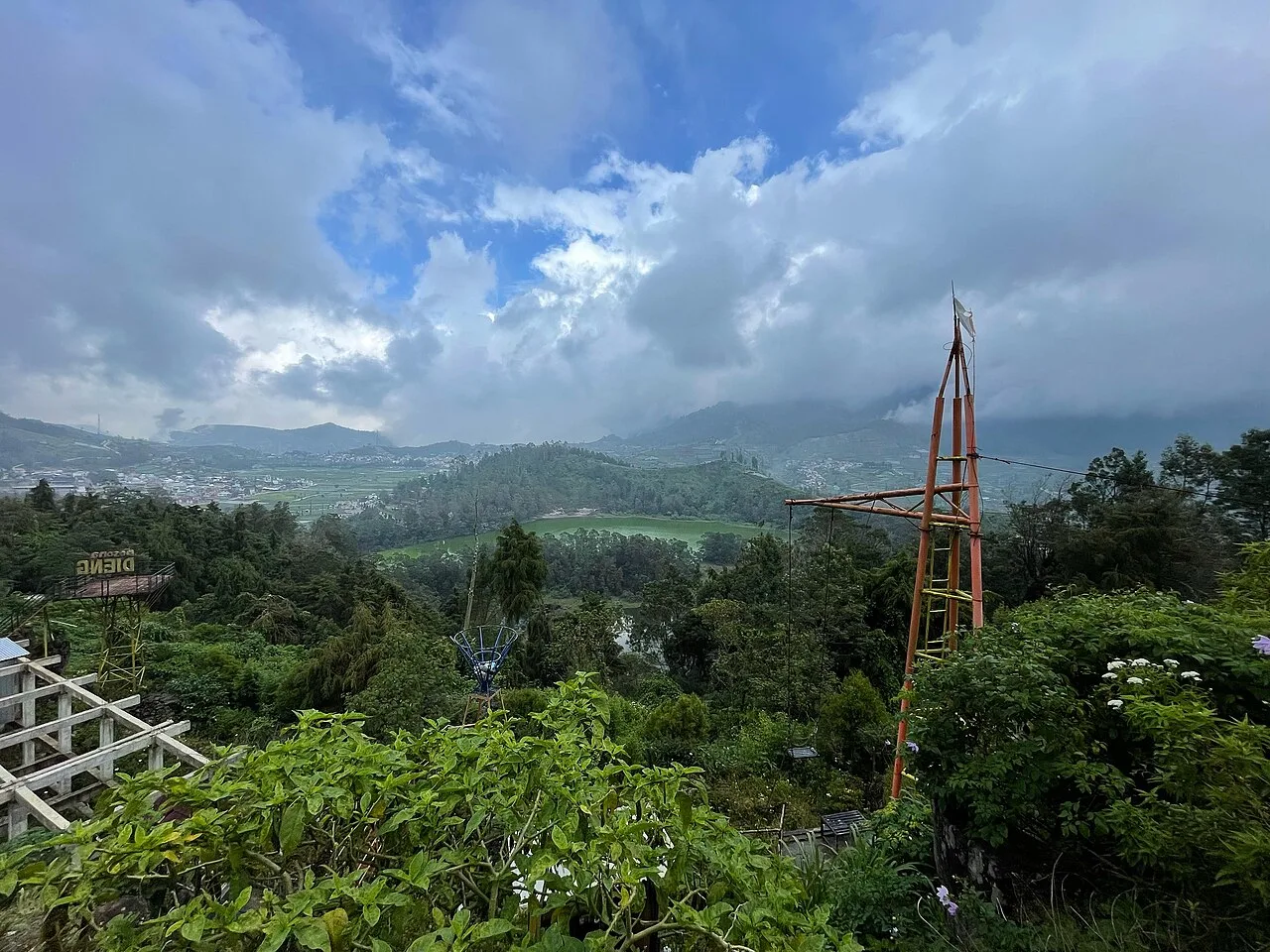 Panorama Telaga Warna dilihat dari Bukit Batu Ratapan Angin Dieng
