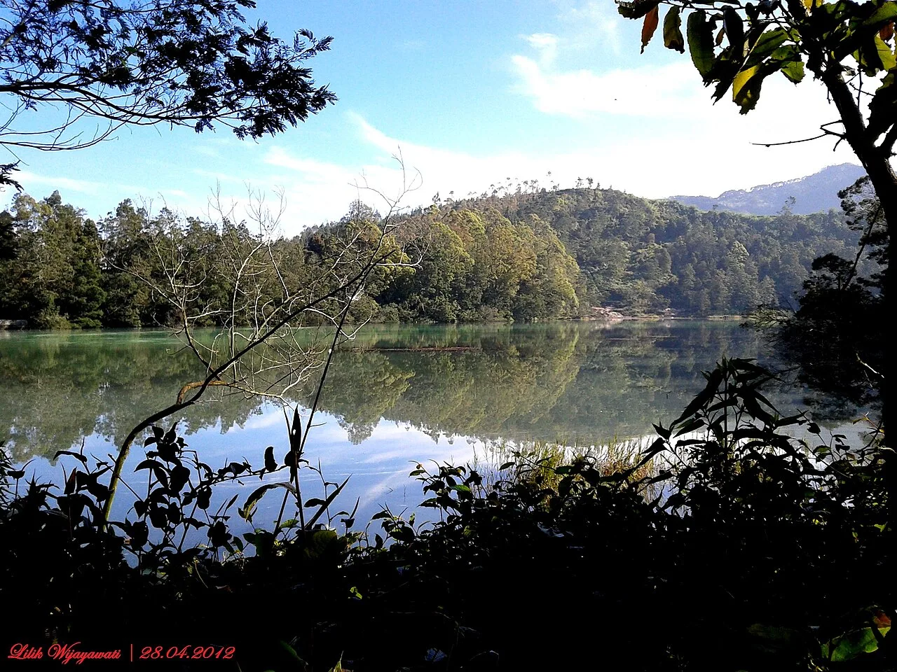 Gradasi air hijau pirus Telaga Warna Dieng Plateau